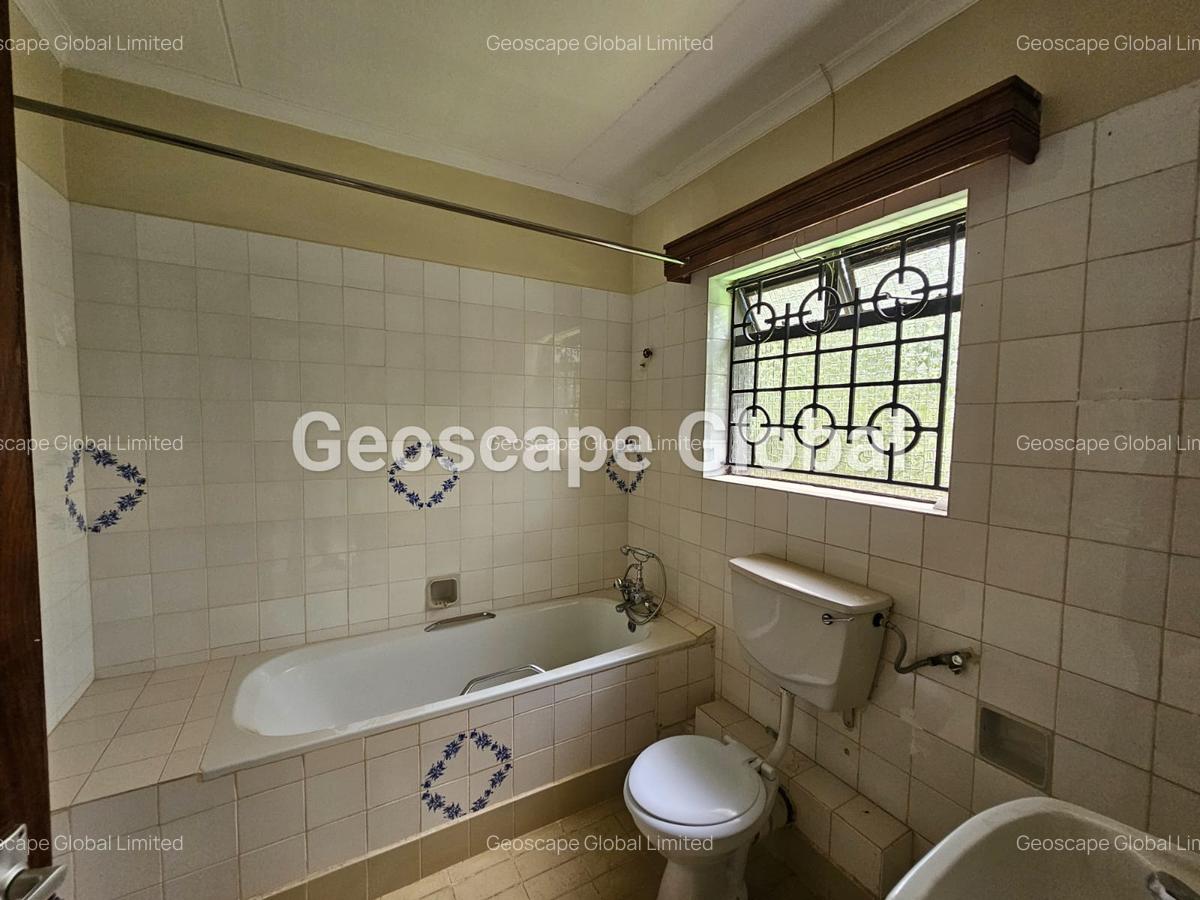 4 Bed House with En Suite in Nyari - 12