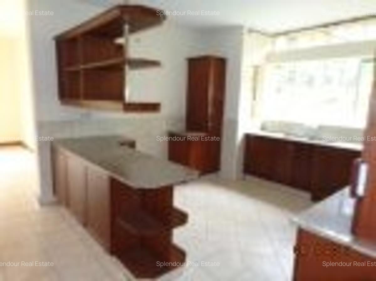 5 Bed Villa with En Suite in Rosslyn - 12