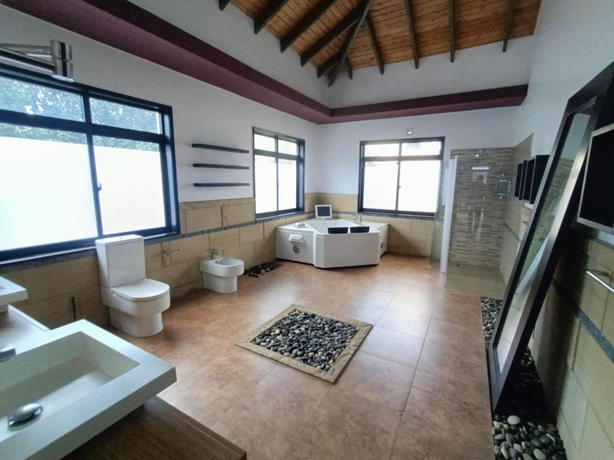 5 Bed House with En Suite in Lavington - 12