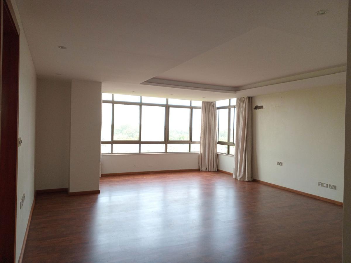 4 Bed Apartment with En Suite in Parklands - 6