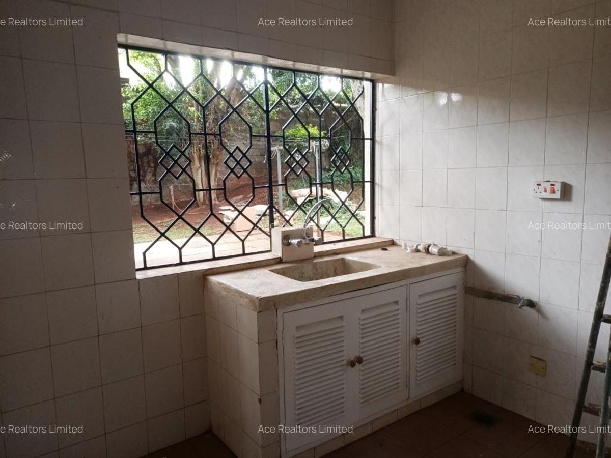 4 Bed Townhouse with En Suite at Hillview - 9