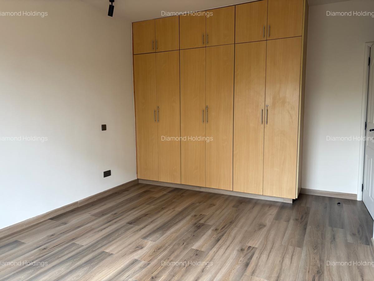 4 Bed Townhouse with En Suite in General Mathenge - 8