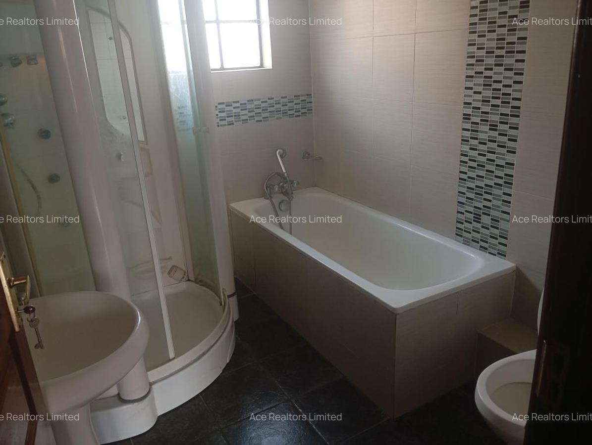 3 Bed Apartment with En Suite at Lavington - 8