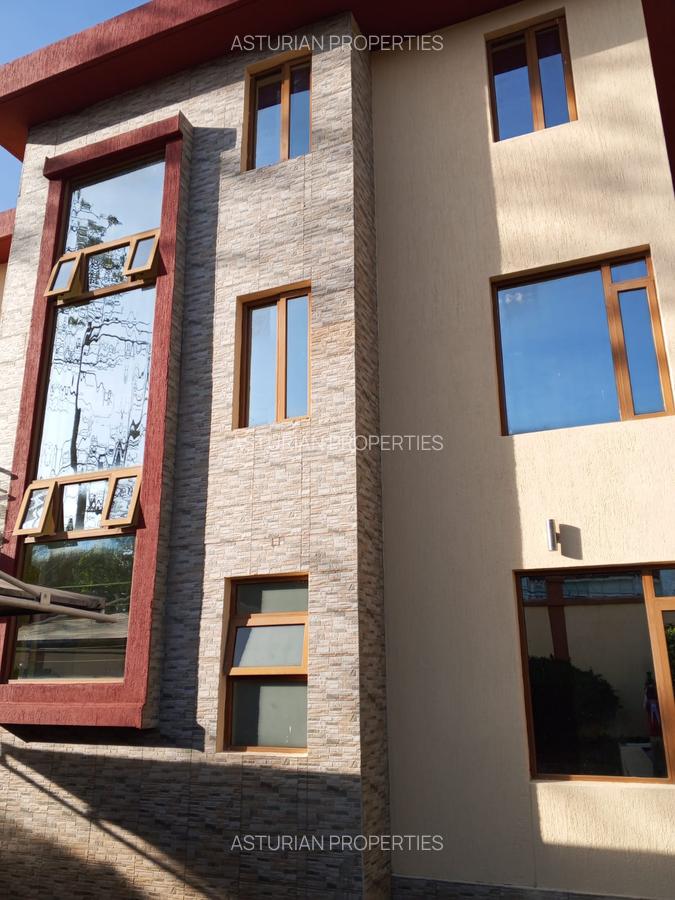 5 Bed Townhouse with En Suite in Lavington - 1