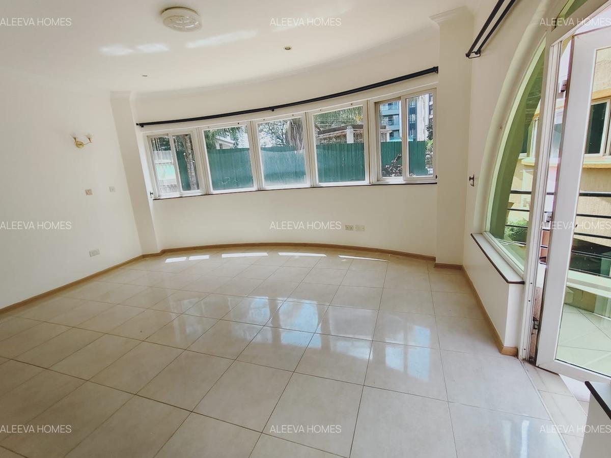 4 Bed Villa with En Suite in Riverside - 4