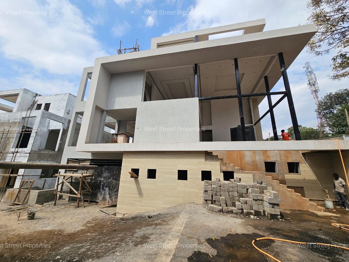 6 Bed Villa with En Suite at Lavington - 15