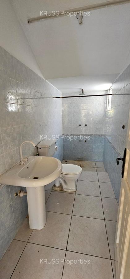 4 Bed House with En Suite at Hr93 - 6
