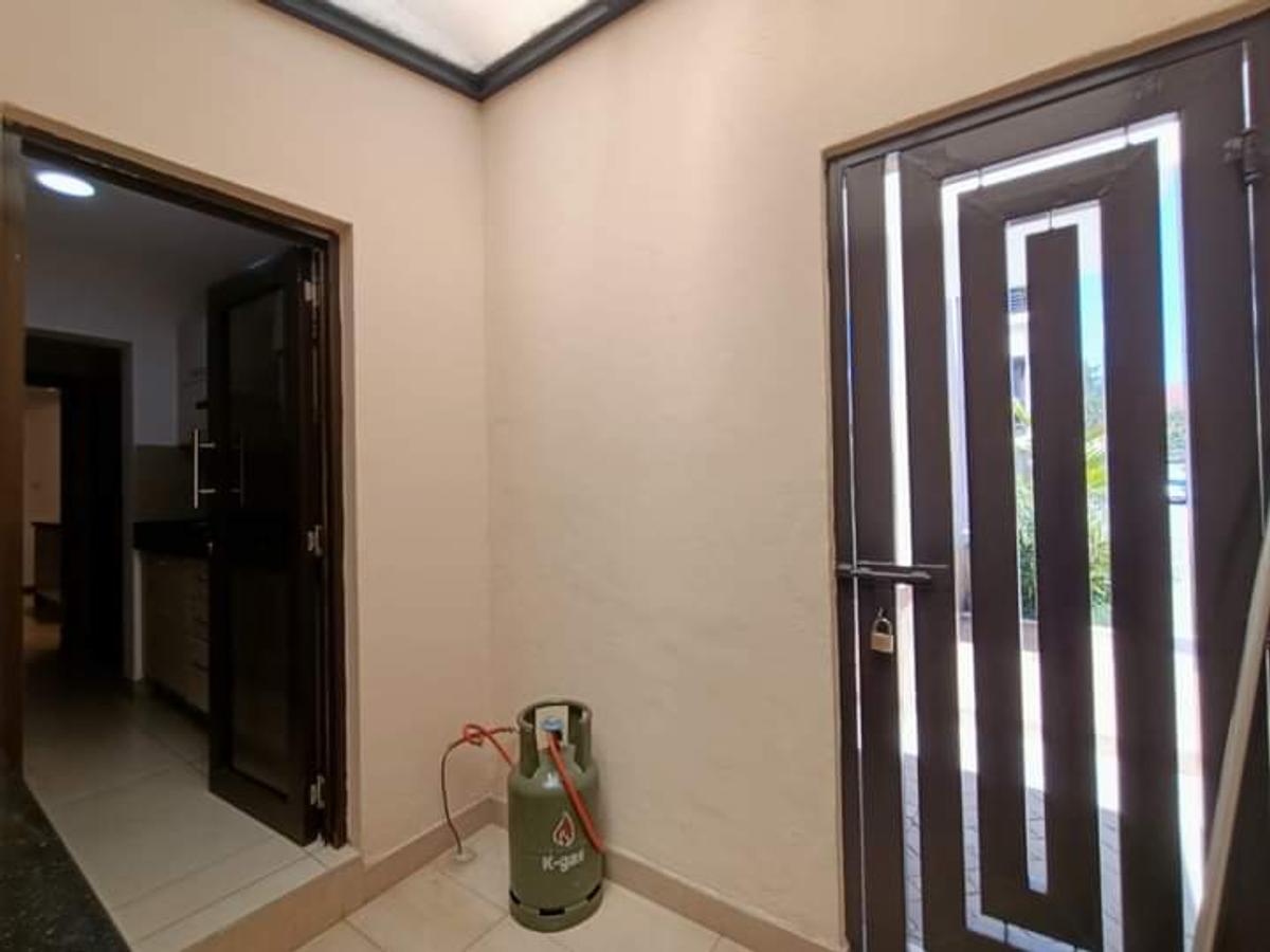 5 Bed Townhouse with En Suite at Lavington - 10