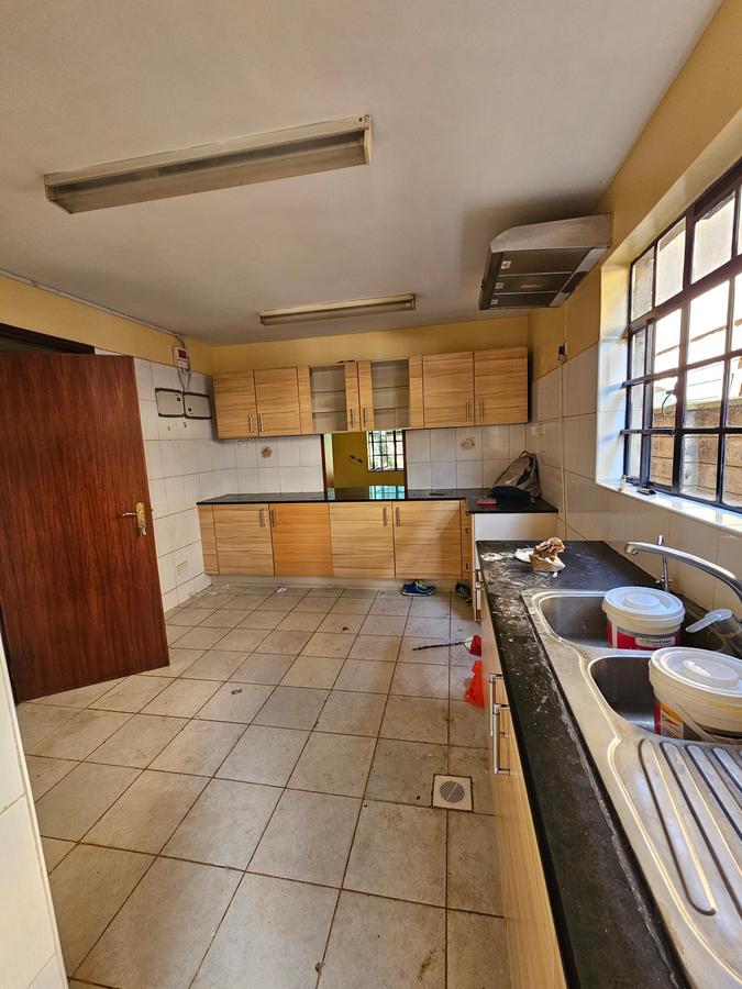 4 Bed Townhouse with En Suite at Lavington - 5