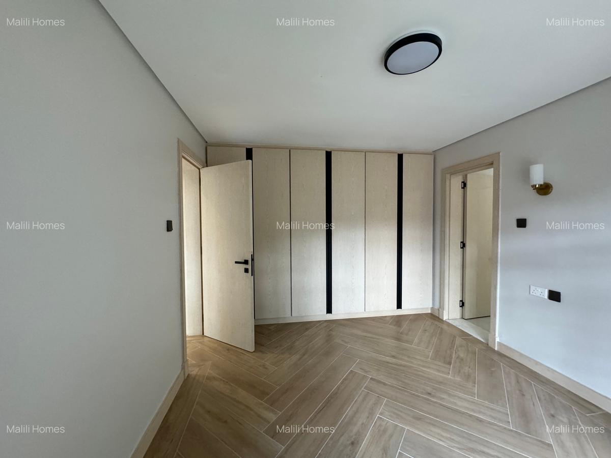 7 Bed Villa with En Suite in Lavington - 3