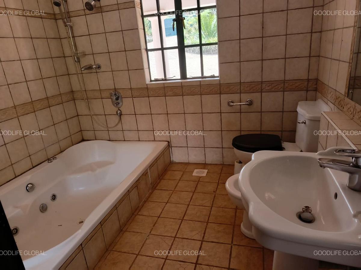 4 Bed House with En Suite at Ridgeways - 19