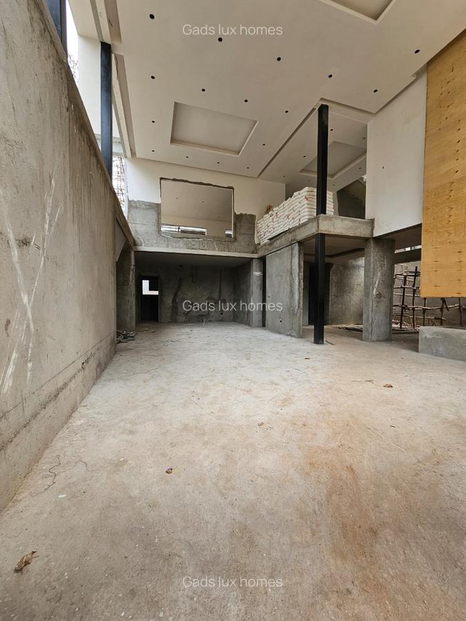 6 Bed Villa with En Suite at Lavington - 8