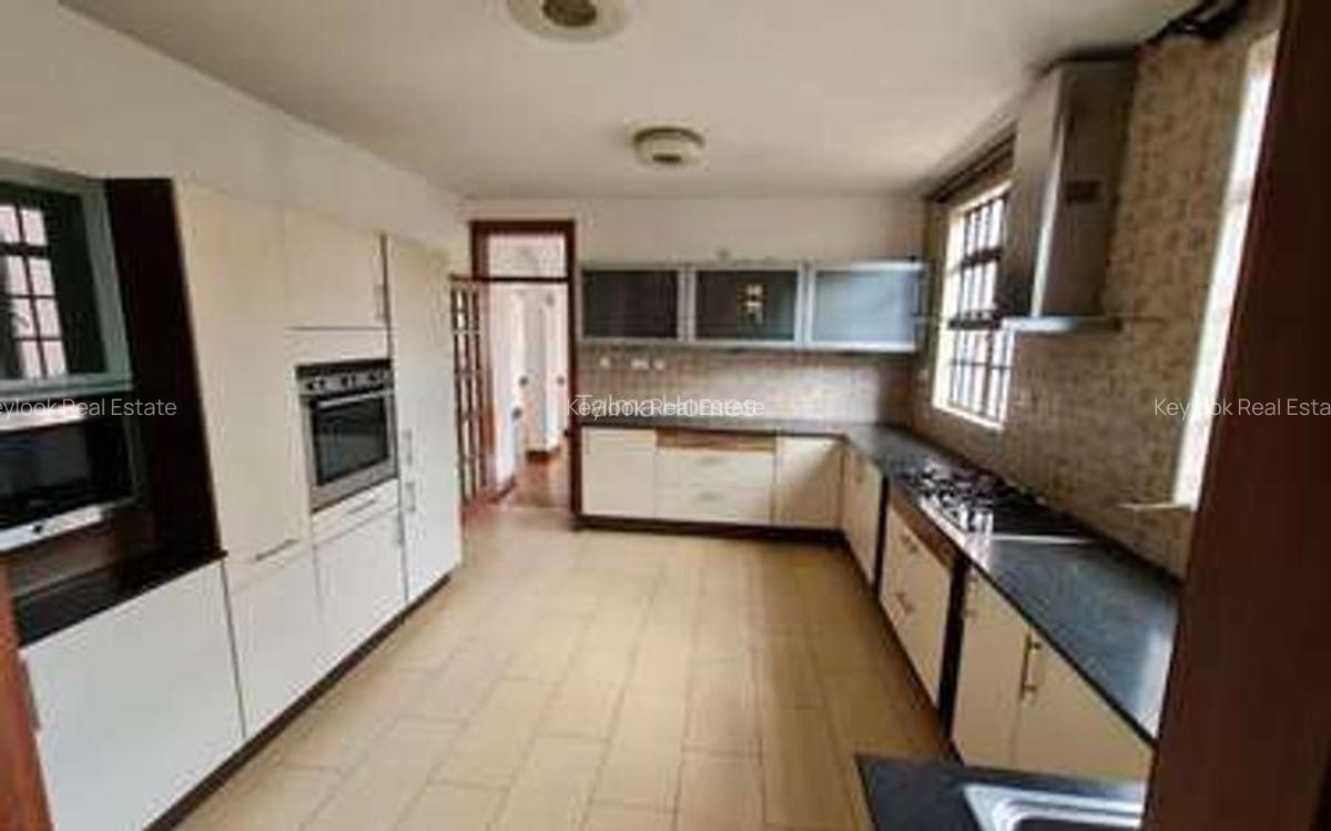 4 Bed Townhouse with En Suite at Lavington - 9