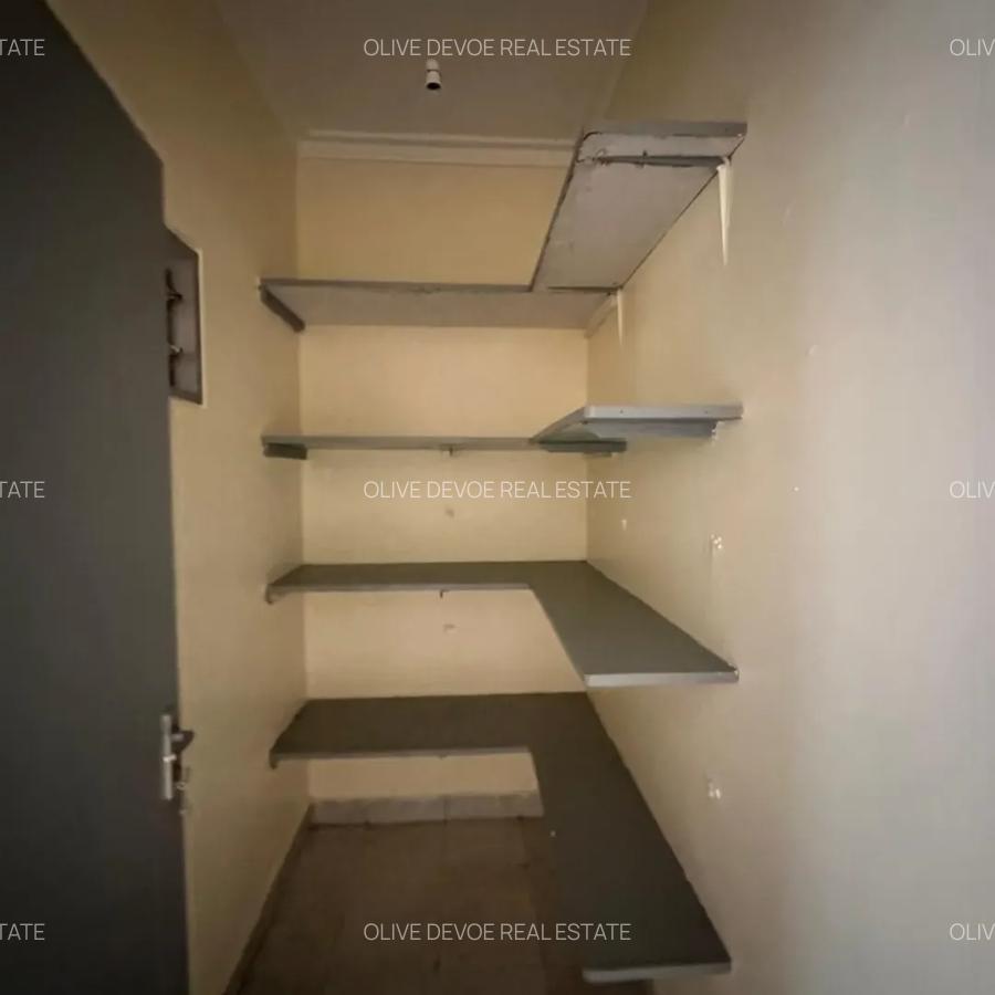 Commercial Property with Parking in State House - 4