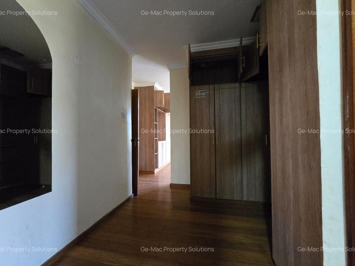 5 Bed House with En Suite in Lavington - 14