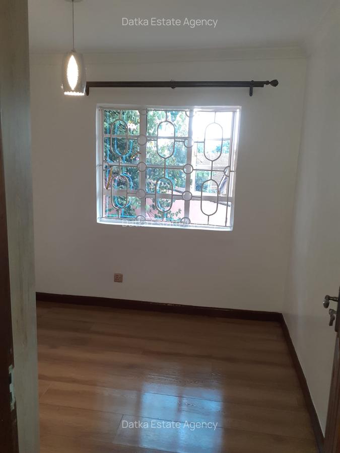4 Bed House with En Suite at Mountain View - 6