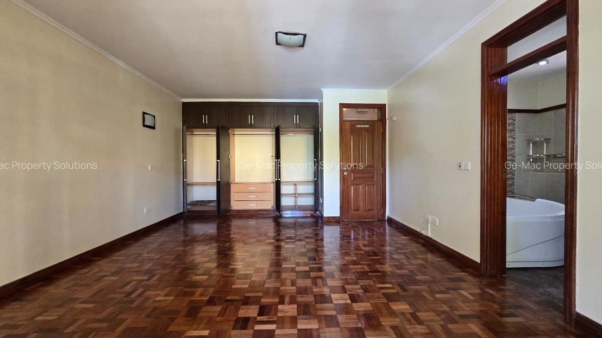 5 Bed House with En Suite in Lavington - 13