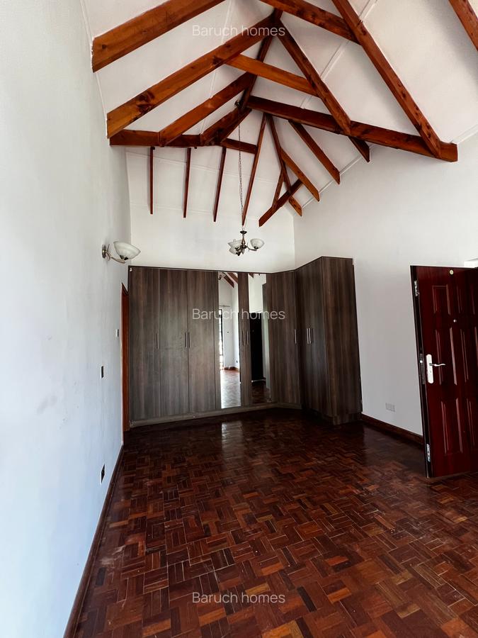 4 Bed Villa with En Suite in Redhill - 16