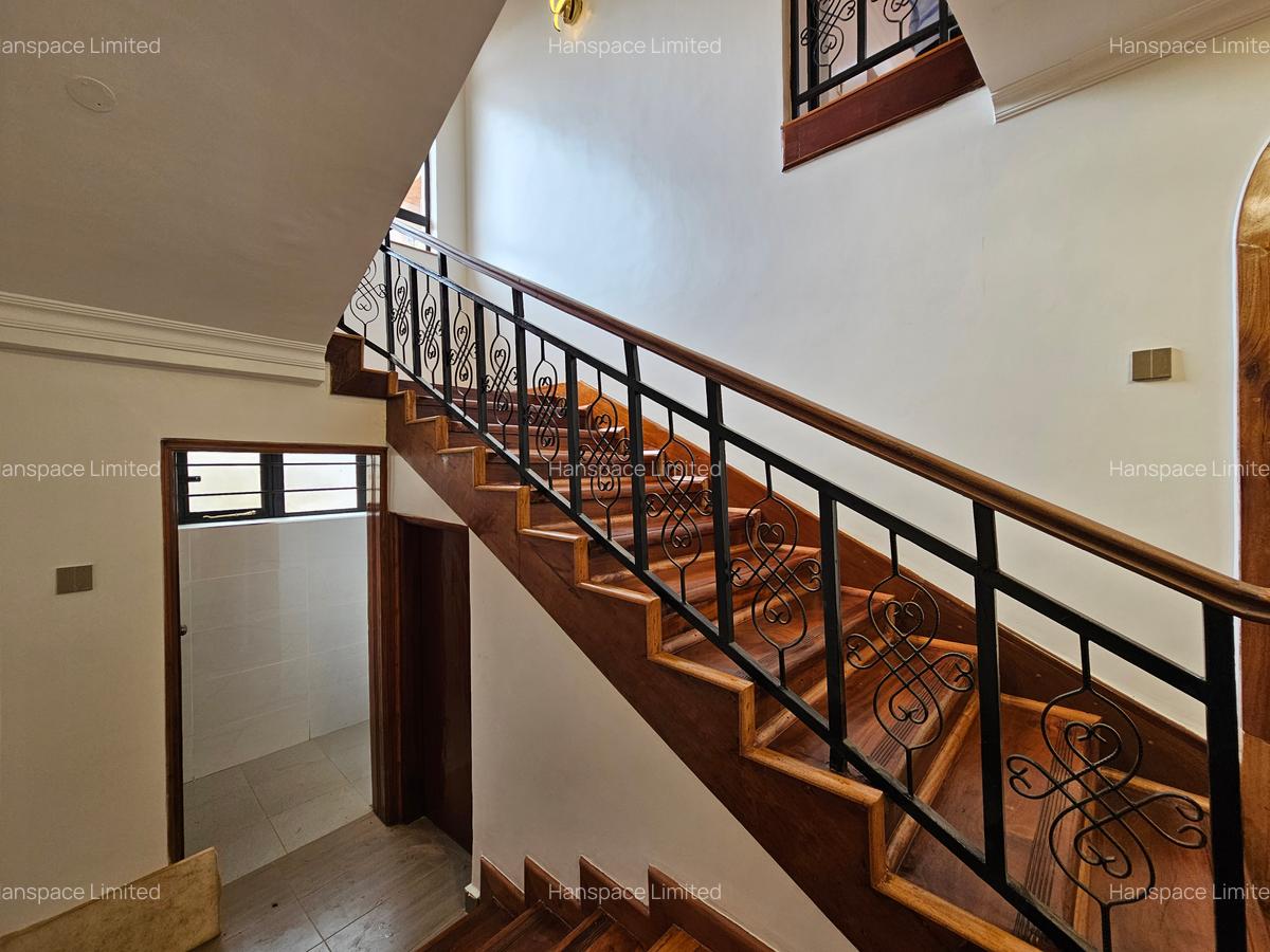 5 Bed Villa with En Suite in Runda - 10