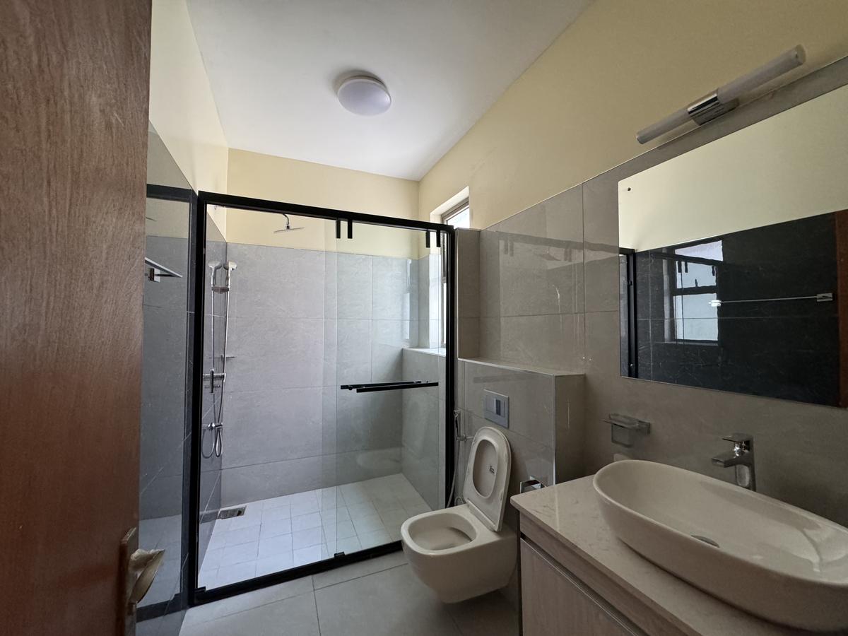 4 Bed Apartment with En Suite in General Mathenge - 16