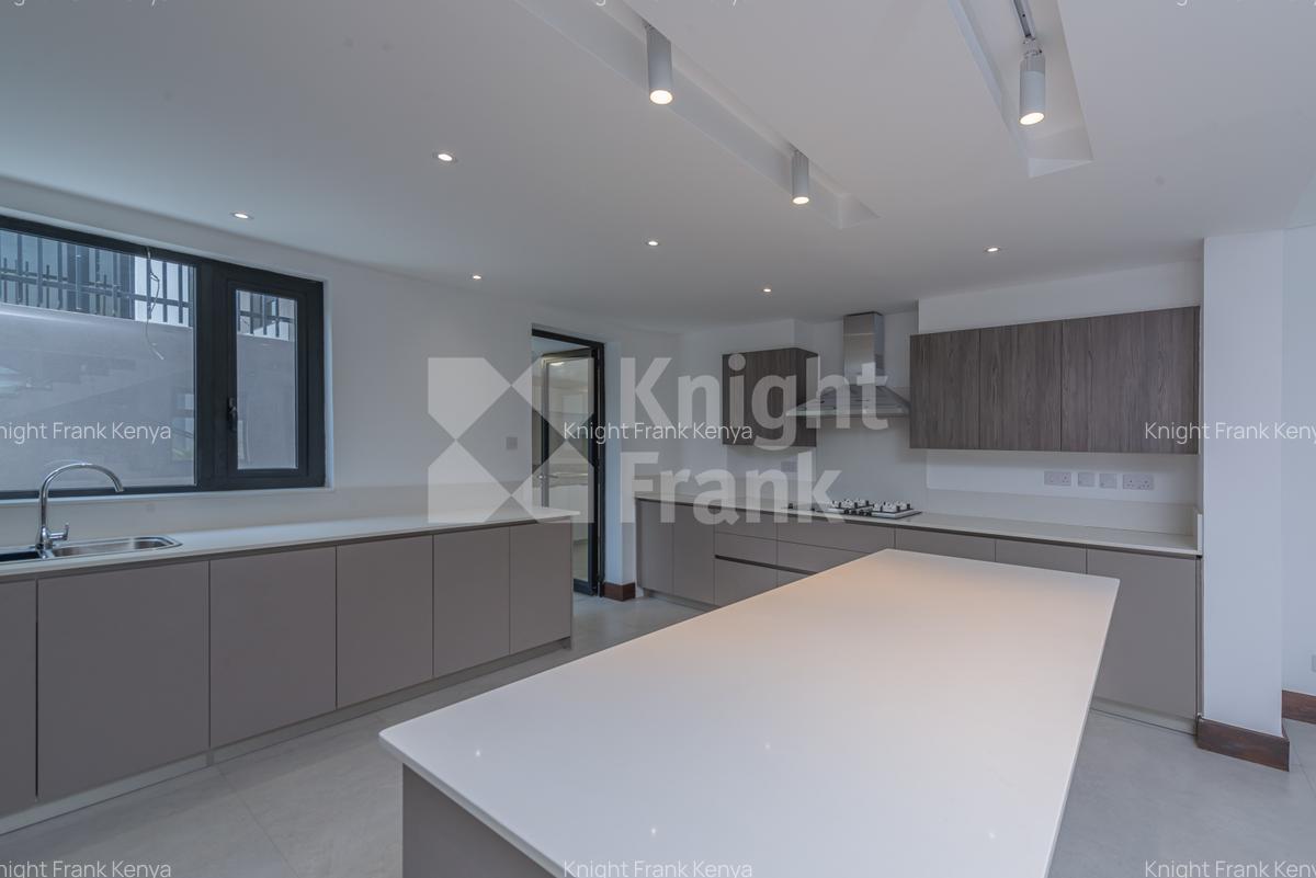 5 Bed Townhouse with En Suite at Isk Road - 2