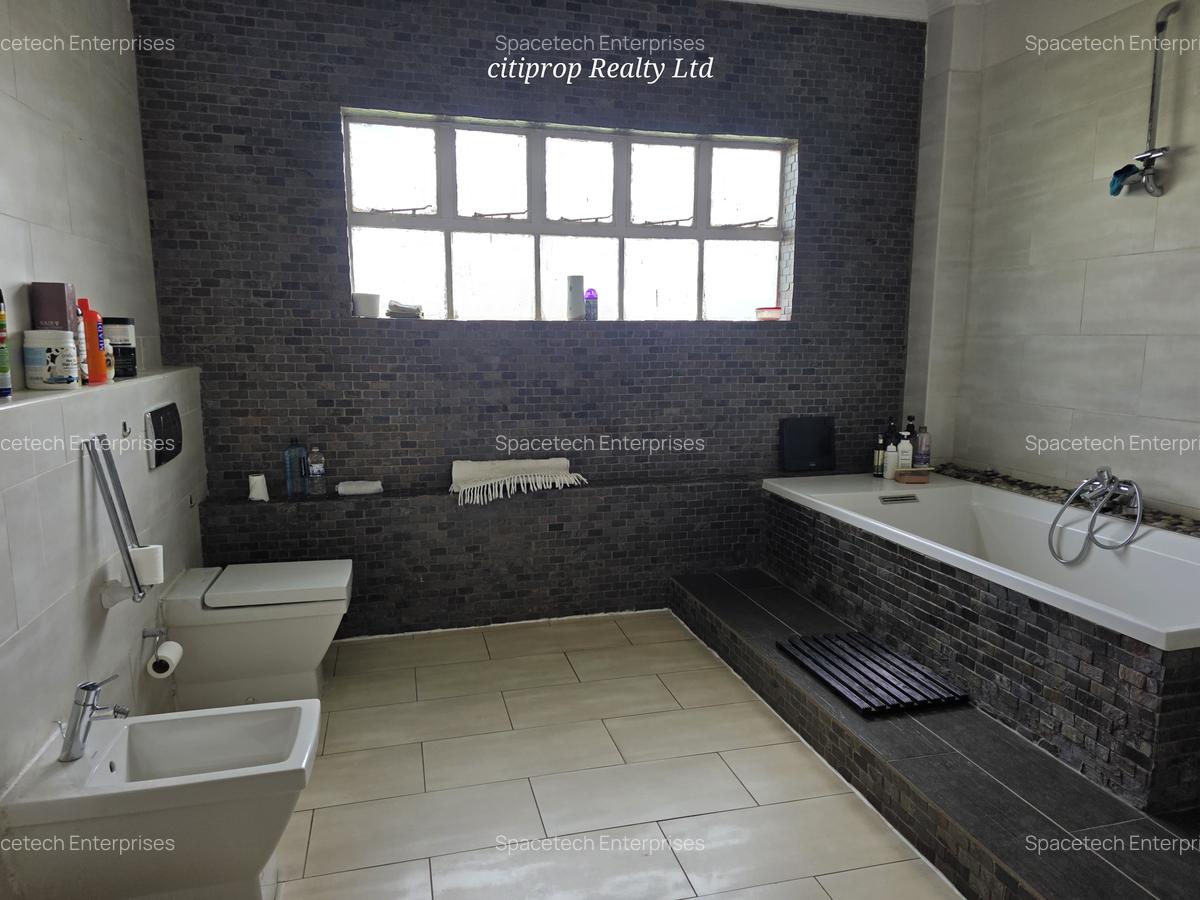 4 Bed House with En Suite in Runda - 17