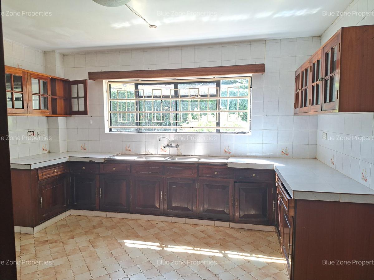 4 Bed House with En Suite at Off Redhill Dr - 5