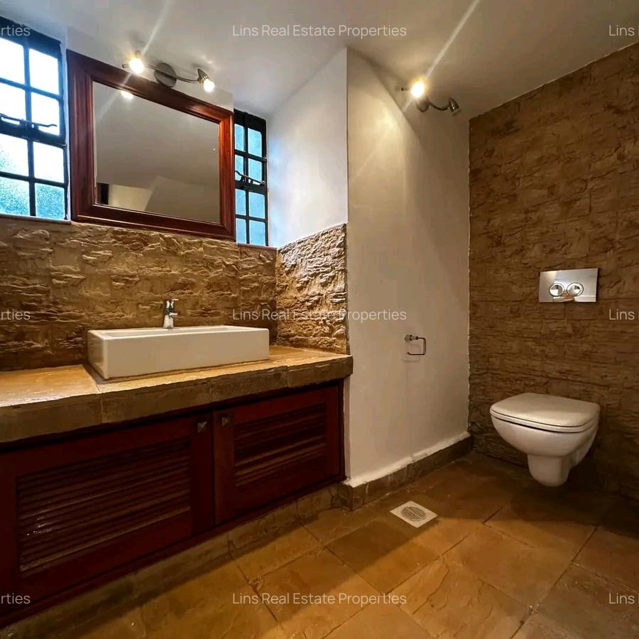 4 Bed Townhouse with En Suite in Spring Valley - 15