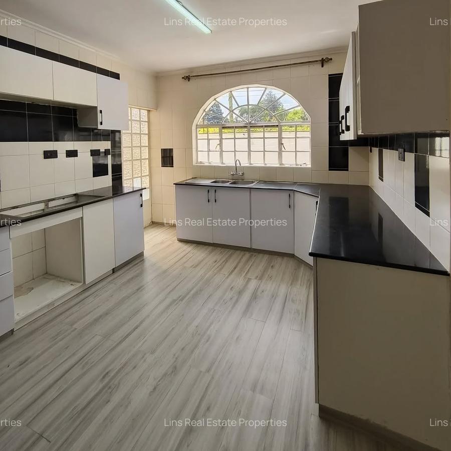 5 Bed Townhouse with En Suite in Lavington - 4
