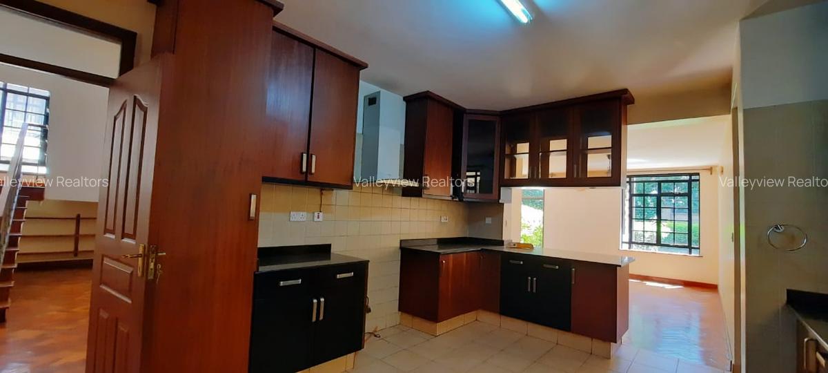4 Bed Townhouse with En Suite at Lavington - 3