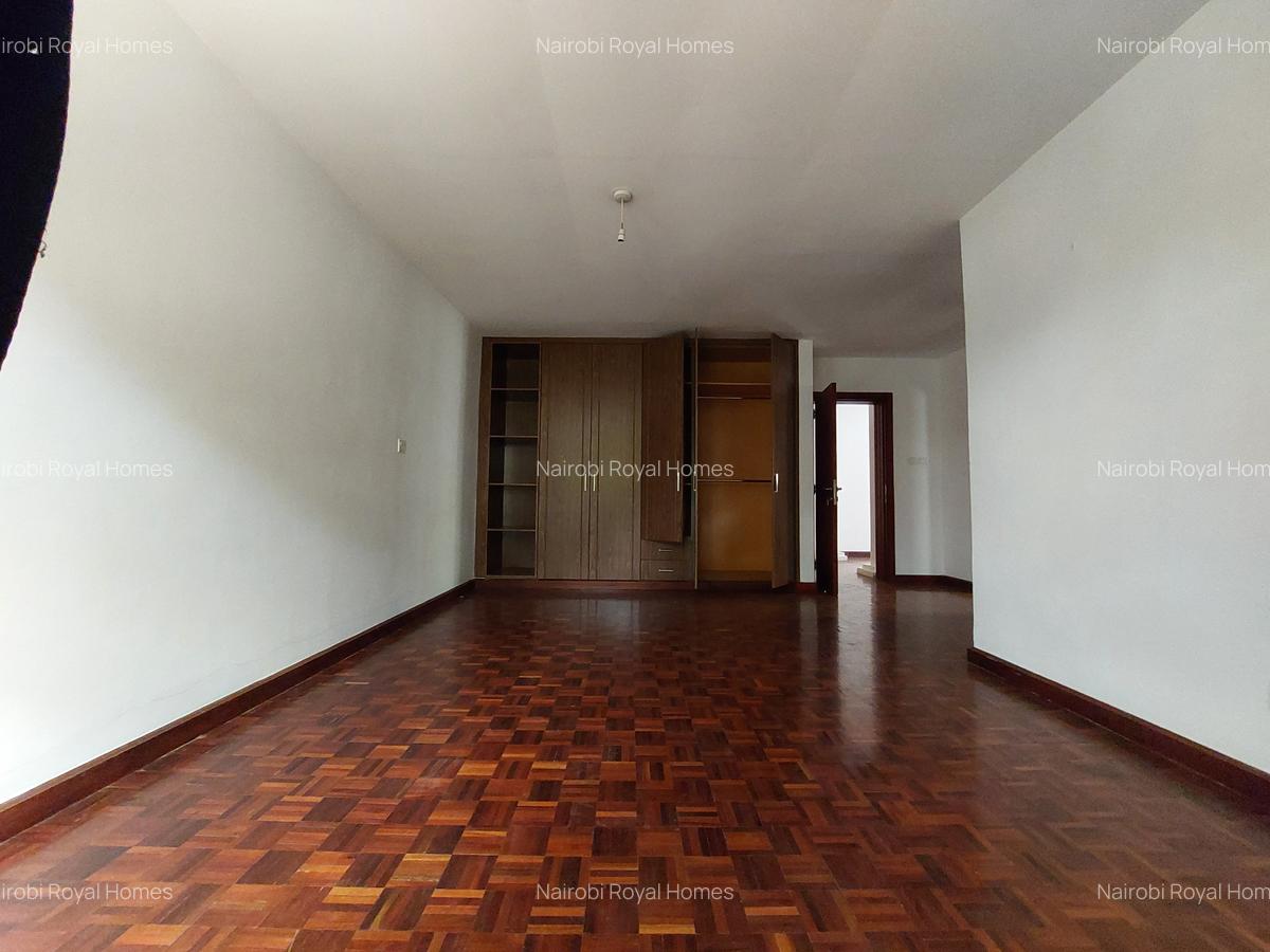 5 Bed Townhouse with En Suite at Lavington - 19