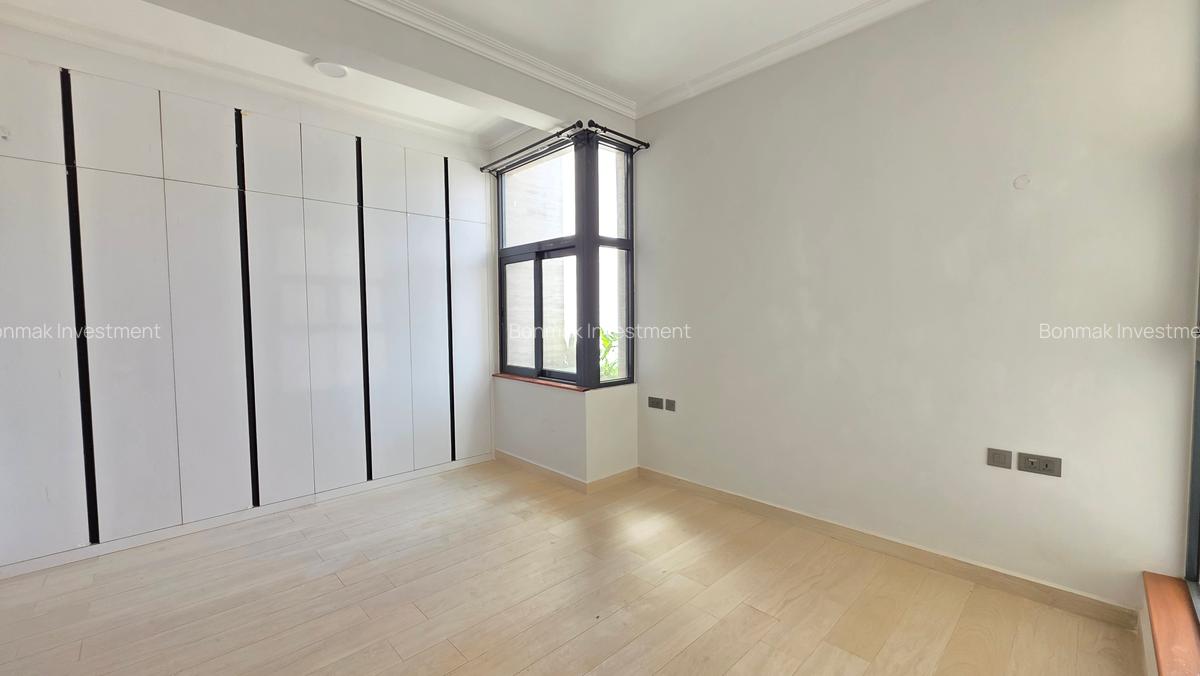 5 Bed Townhouse with En Suite at Lavington Green - 12