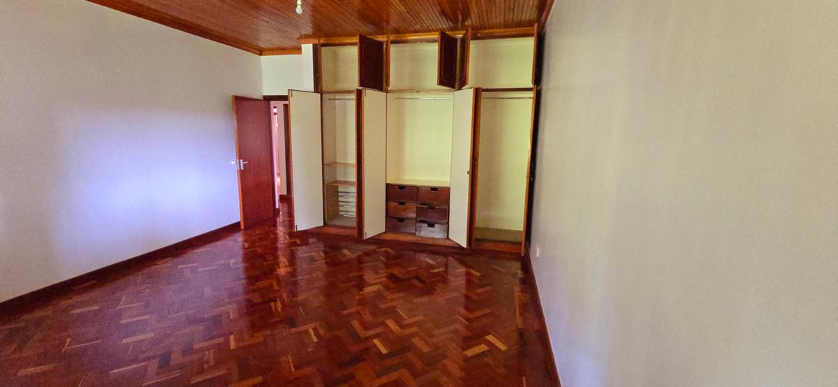 5 Bed House with En Suite at Mimosa Drive - 10