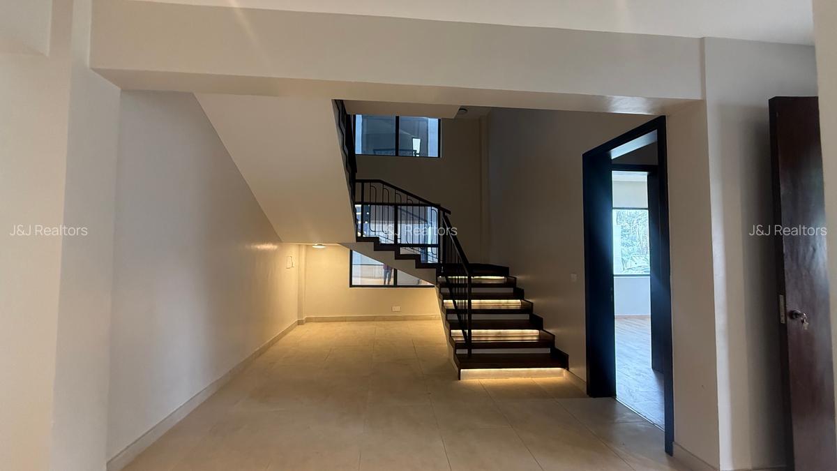 5 Bed Townhouse with En Suite in Lavington - 3