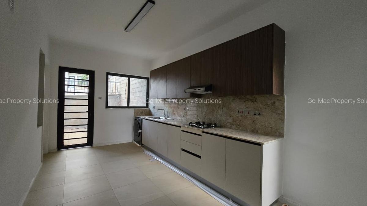 5 Bed House with En Suite in Lavington - 14