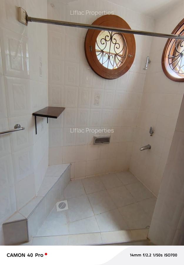 5 Bed House with En Suite in Nyari - 16