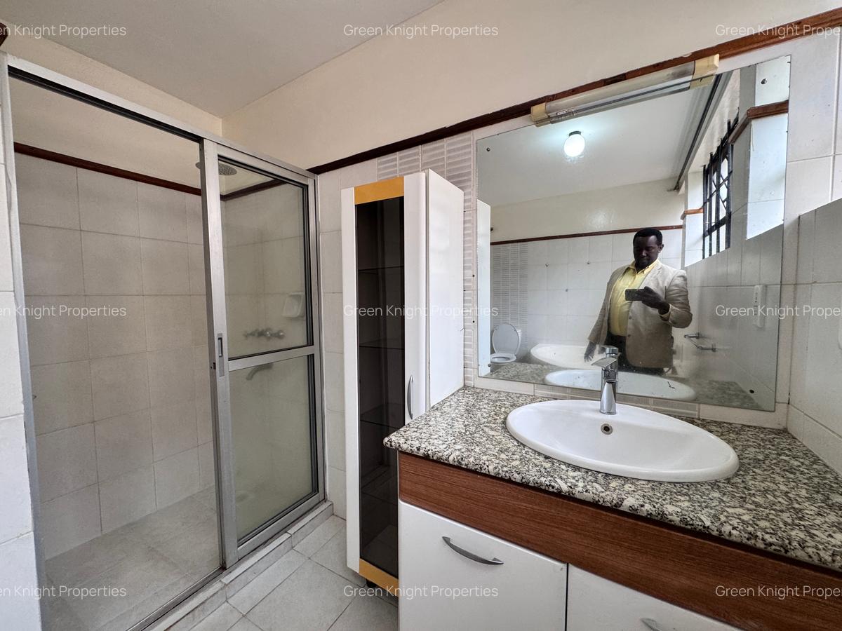 5 Bed Townhouse with En Suite in General Mathenge - 12