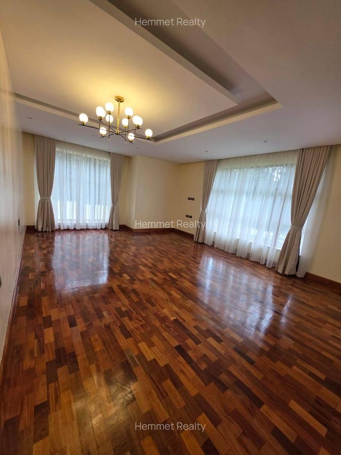 4 Bed House with En Suite in Rosslyn - 4