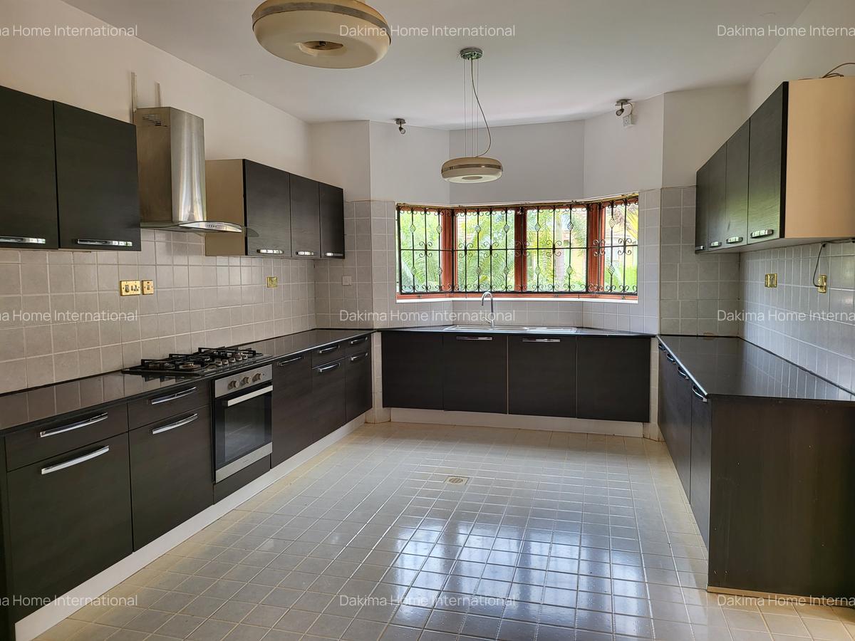 5 Bed Townhouse with En Suite in Runda - 3