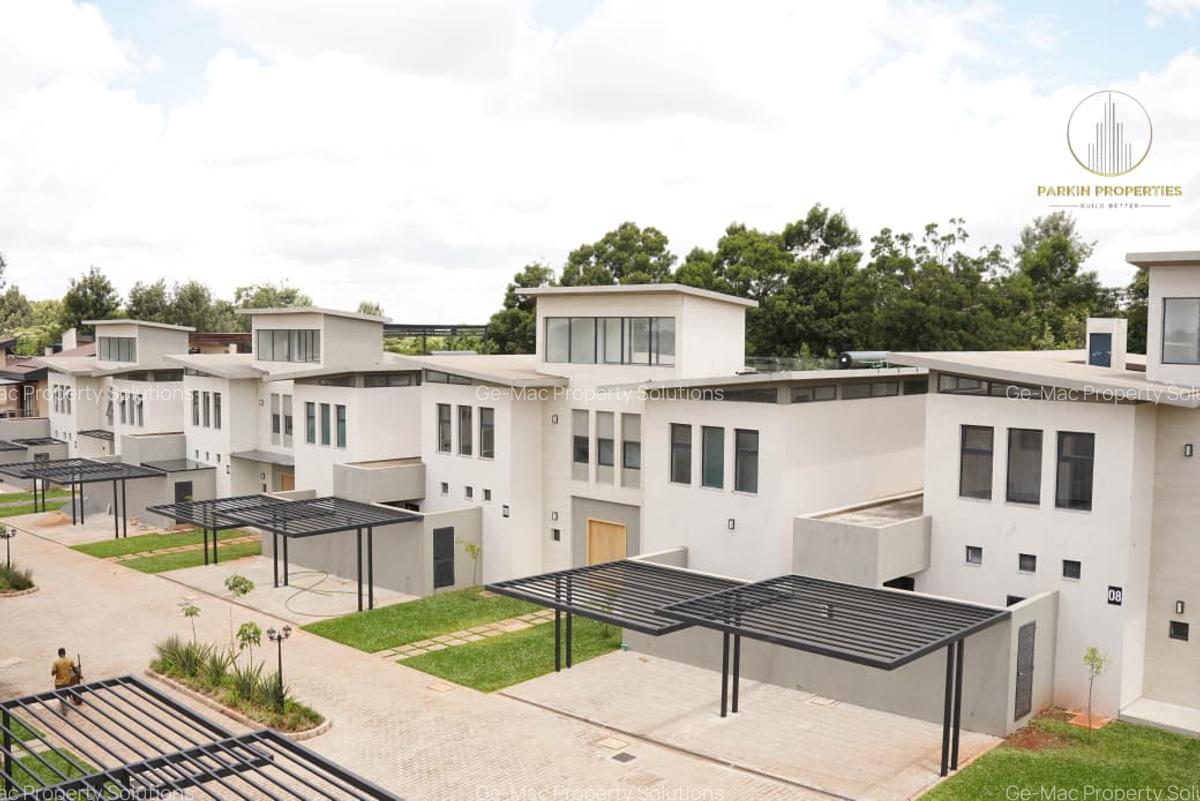 5 Bed House with En Suite in Runda - 1
