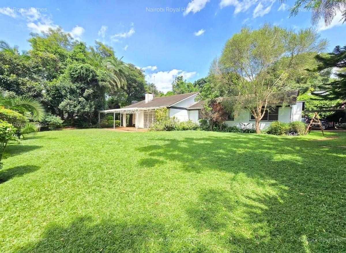 4 Bed House with En Suite at Loresho Creasent - 2