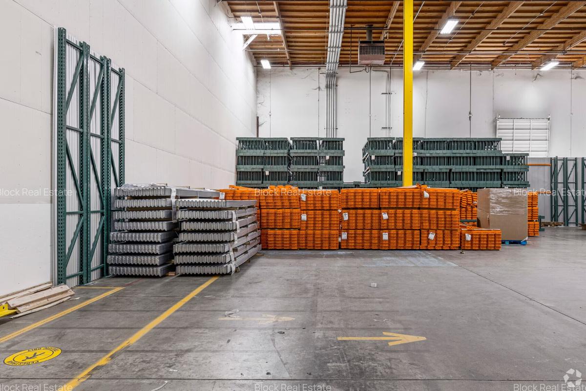 2,500 ft² Warehouse with Service Charge Included in Industrial Area - 3