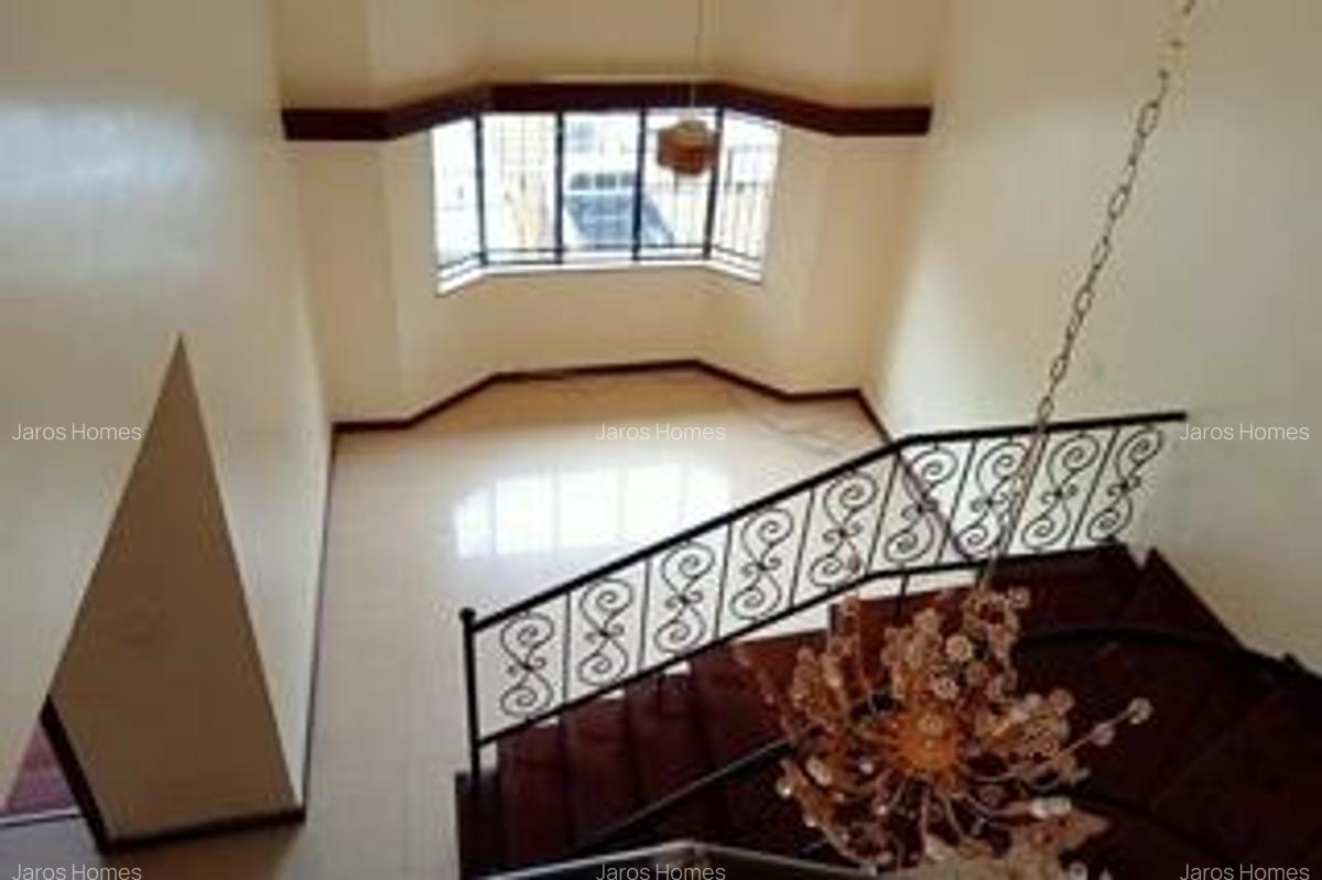 4 Bed Townhouse with En Suite at Grevellea - 12