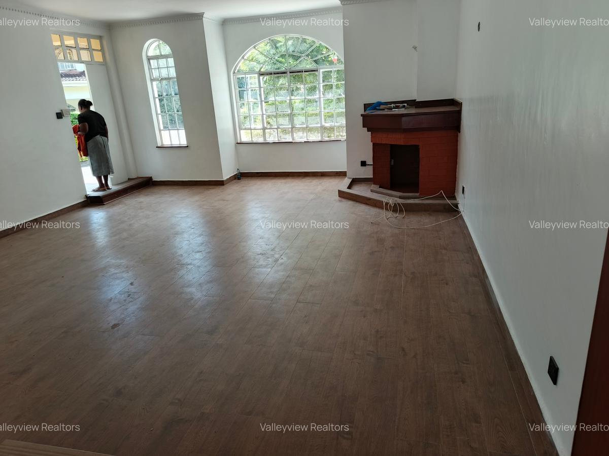 4 Bed Townhouse with En Suite at Lavington - 7