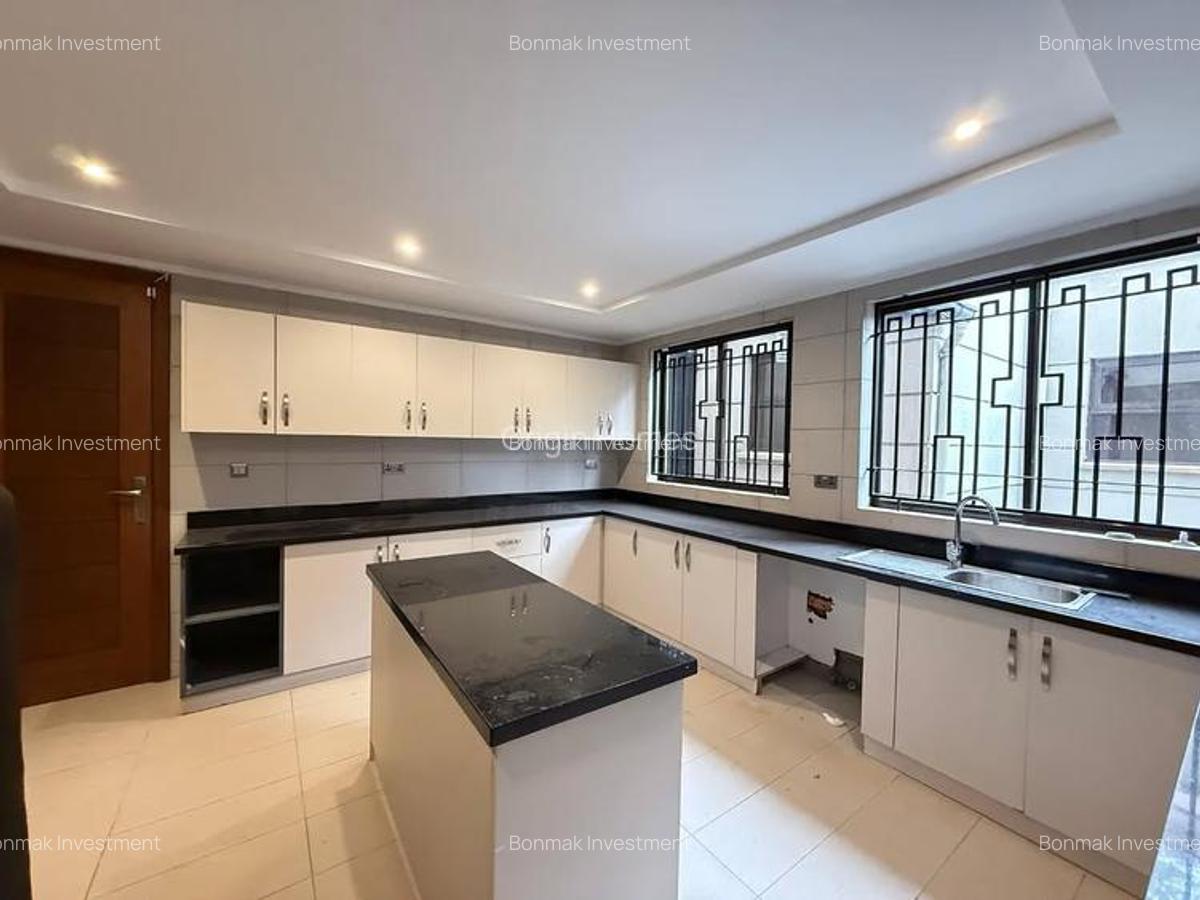 5 Bed Townhouse with En Suite at Lavington Green - 10