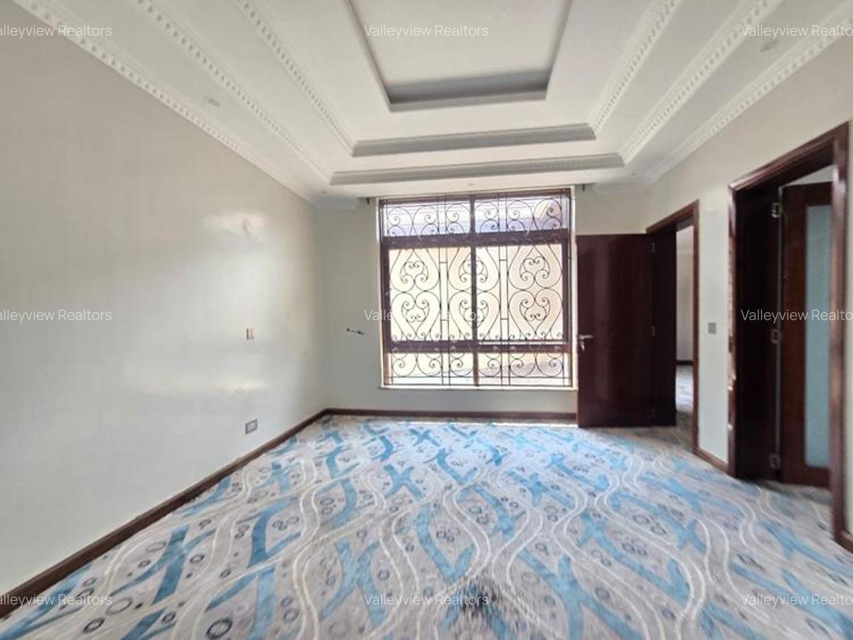 6 Bed Townhouse with En Suite at Lavington - 19