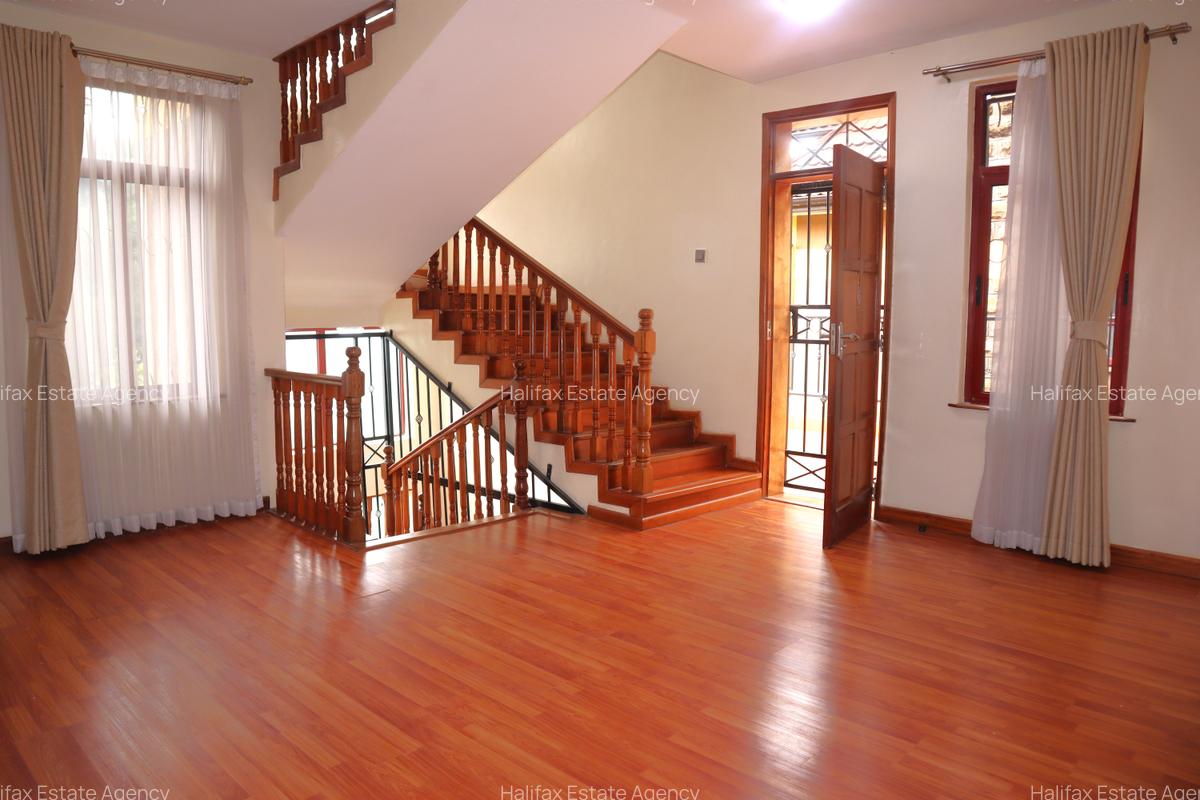 5 Bed Villa with En Suite in Redhill - 8