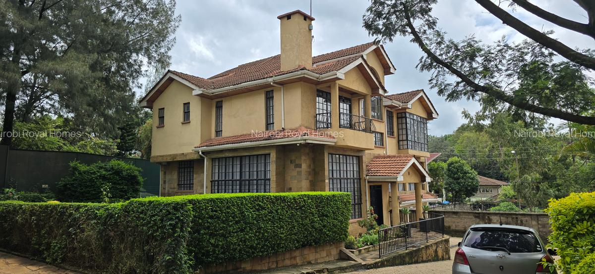 5 Bed Townhouse with En Suite at Lavington Green - 3