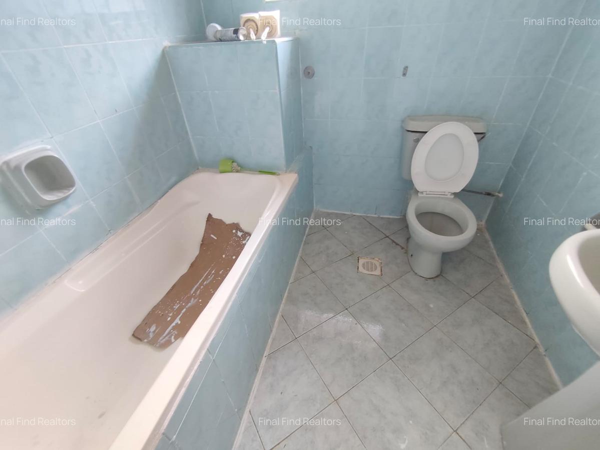 5 Bed House with En Suite in Runda - 9