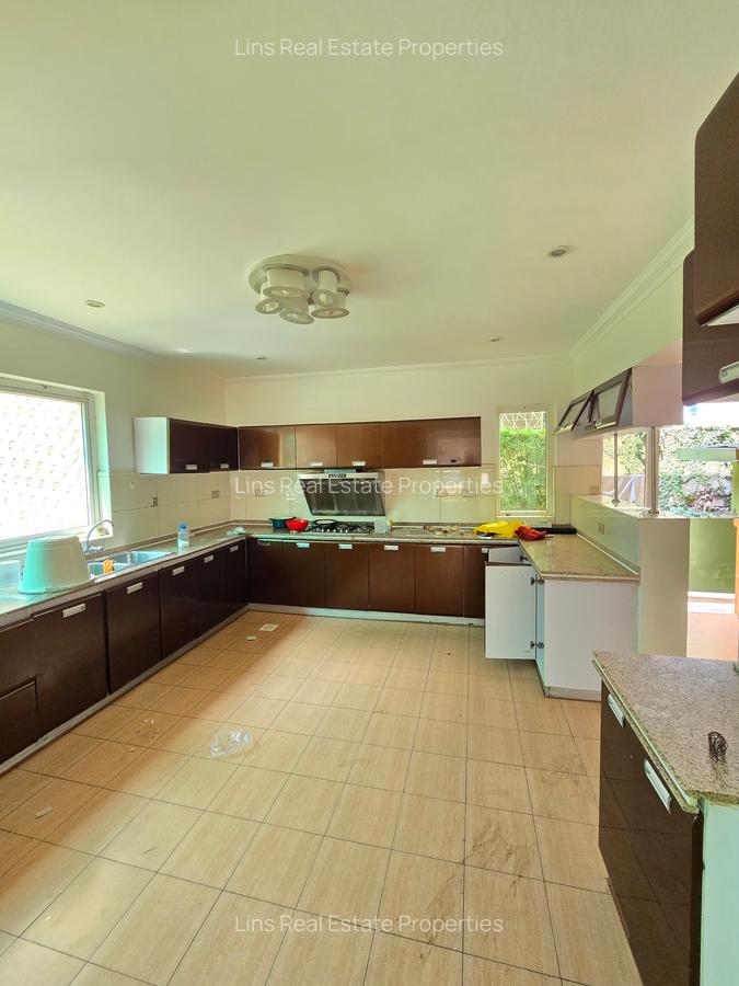 4 Bed Townhouse with En Suite in Riverside - 14